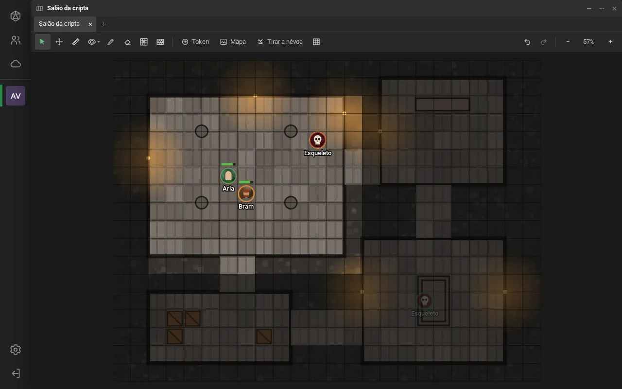 A cena montada, como a mestra vê: o mapa da cripta com a grade, os tokens de Aria, Bram e dois esqueletos (um deles oculto, apagado), e a névoa translúcida sobre o que os jogadores ainda não veem.