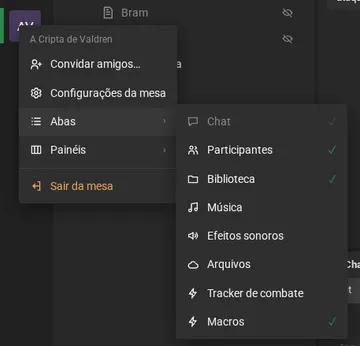 O menu da mesa, aberto pelo ícone dela, com o submenu Abas: Chat (sempre marcado), Participantes, Biblioteca, Música, Efeitos sonoros, Arquivos e as tabelas Tracker de combate e Macros, com ✓ no que está à vista, e no fim Organizar a tela, Voltar ao arranjo inicial e Nova janela.