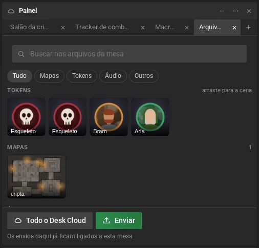 A aba Arquivos da mesa: a busca, os tipos, os tokens e os mapas em miniaturas (com o selo Na cena no mapa aberto), as trilhas com o botão de tocar e, embaixo, Todo o Desk Cloud e Enviar.