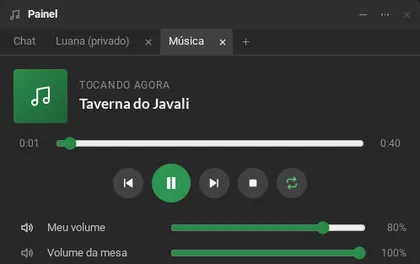A música como a mestra vê: a faixa tocando, os botões de anterior, pausar, próxima, parar e repetir, o volume pessoal, o volume da mesa e a playlist com três faixas.